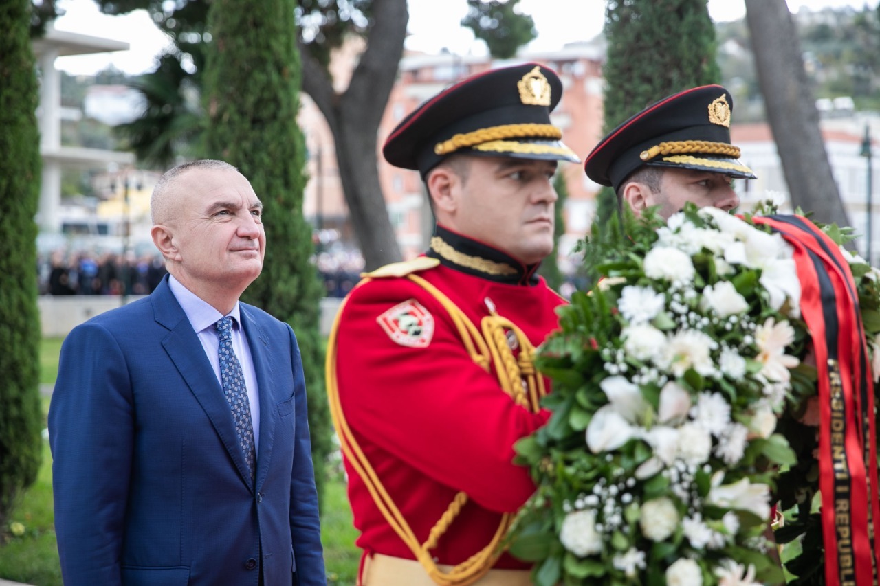 Presidenti Meta në Vlorë për 107-vjetorin e Pavarësisë: Sot nuk është një ditë për t’u festuar, por një ditë për të nderuar Flamurin Kombëtar