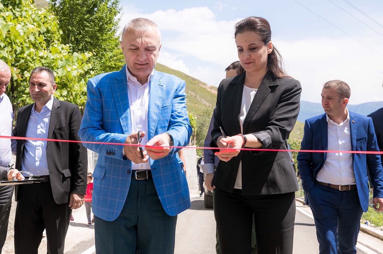 Presidenti Meta viziton fshatin Kolonjë të Gjirokastrës