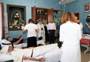 Presidenti Meta merr pjesë në seancën e dhurimit të gjakut të organizuar nga Kryegjyshata Botërore Bektashiane