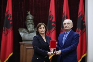 Presidenti Meta dekoron me Titullin “Për Merita të Veçanta Civile” dy bashkëthemeluesit e “Këshillit të Ambasadorëve Shqiptarë”, Marko Bello dhe Bashkim Rama (pas vdekjes) width=