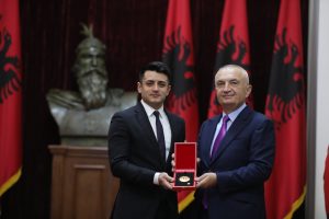 Presidenti Meta vlerëson deputetin rumun Bogdan-Alin Stoica me Titullin “Kalorës i Urdhrit të Flamurit” width=