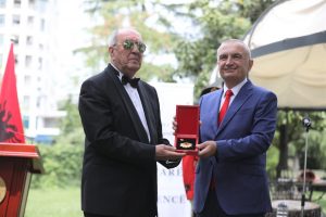 Presidenti Meta çmon me Dekoratën “Nderi i Kombit” dirigjentin e mirënjohur, Ermir Krantja width=