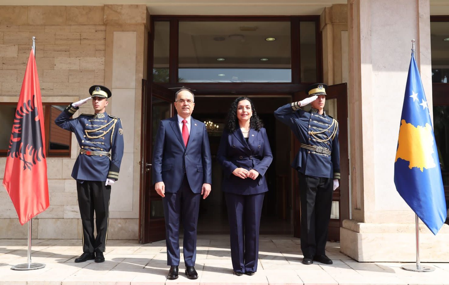 Presidenti i Republikës, Sh. T. Z. Bajram Begaj pritet me ceremonitë më të larta shtetërore nga Presidentja e Kosovës, Sh. S. Znj. Vjosa Osmani – Sadriu