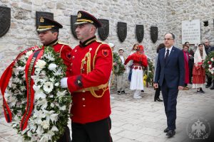 President Begaj lays a wreath on the “Skënderbeu” Memorial