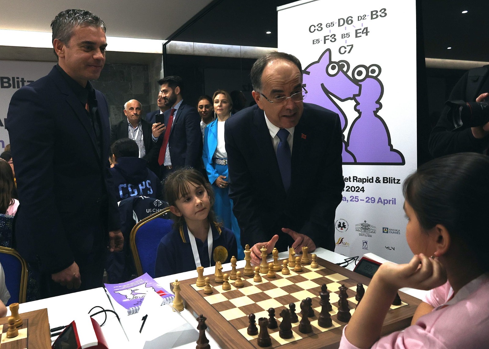 Presidenti Begaj bën lëvizjen e parë të shahut në Kampionatin Ndërkombëtar të moshave 8-12 vjeç në Durrës